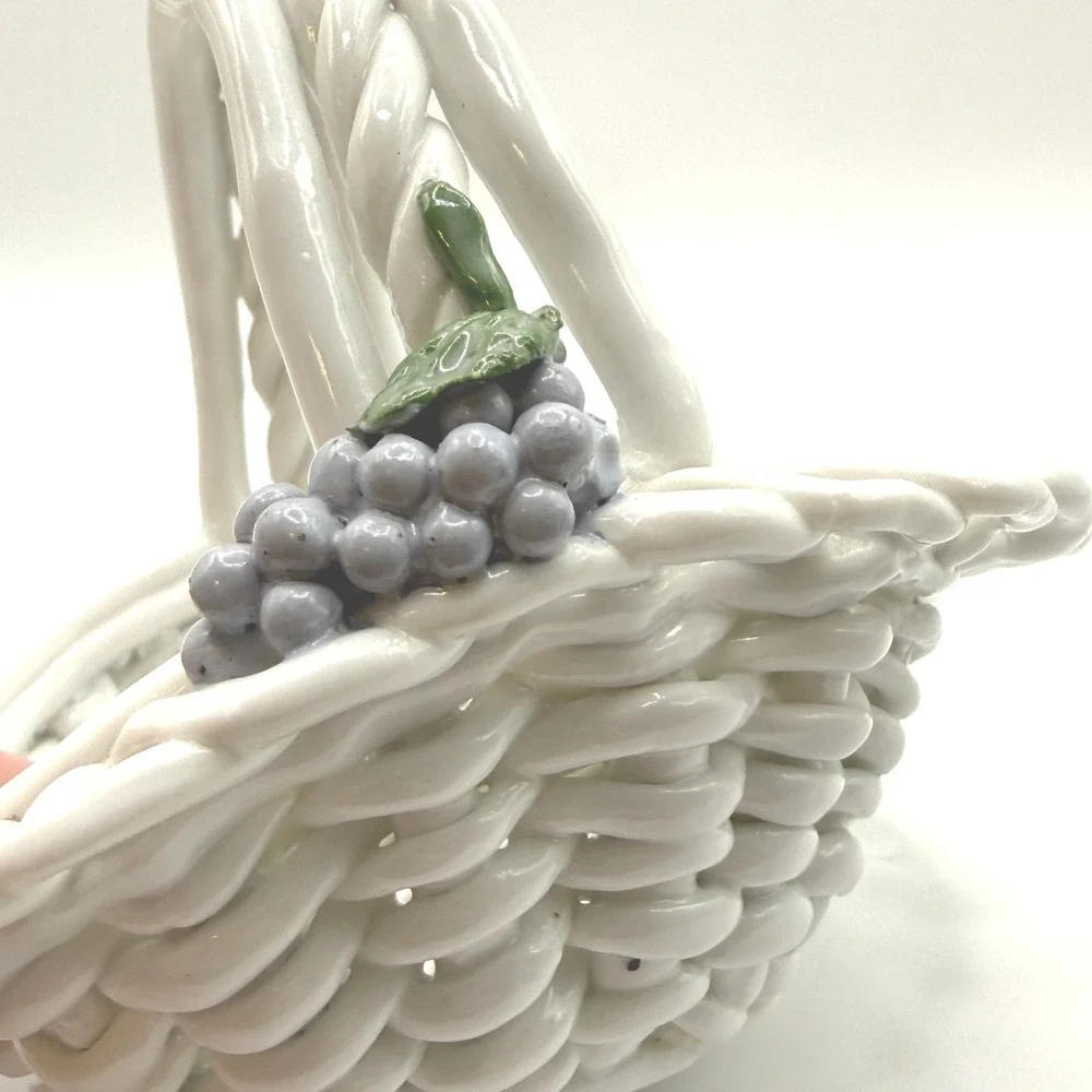 CAPODDIMONTE Lattice Basket Small White Grape Accents Woven Vtg Decorative‎